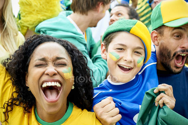 Fãs de futebol brasileiro assistindo jogo de futebol — Fotografia de Stock