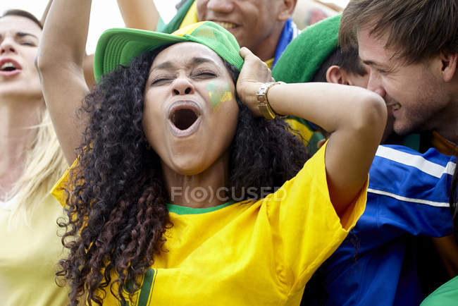 Fãs de futebol brasileiro comemoram vitória no jogo — Fotografia de Stock