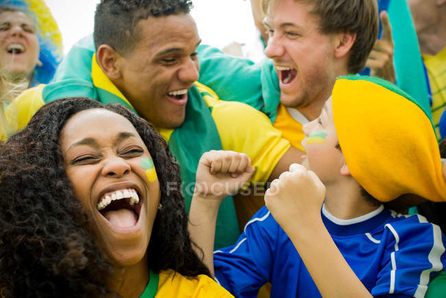 Brasilianische Fußballfans feiern Sieg bei Spiel — Stockfoto