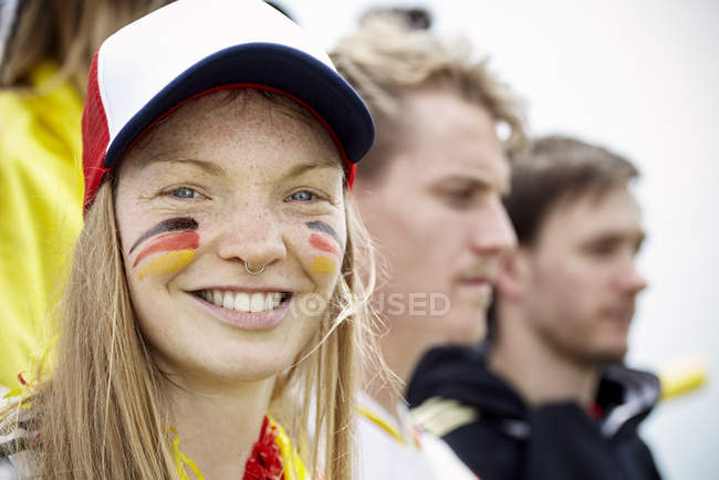 Футбольный болельщик Германии улыбается на матче — стоковое фото
