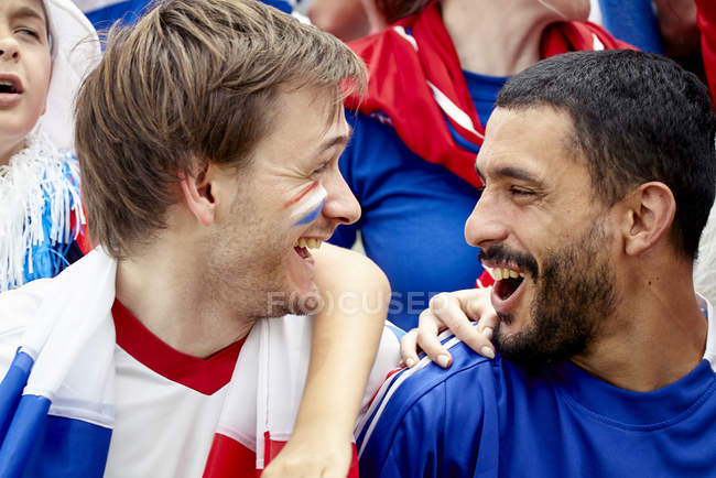 Tifosi di calcio francese godendo partita — Foto stock