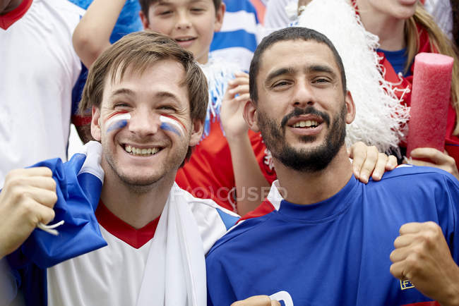 Retrato de los hinchas del fútbol francés en el partido - foto de stock
