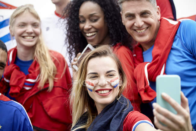 Fan del calcio francese che si fa un selfie alla partita di calcio — Foto stock