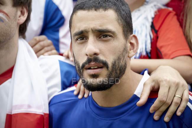 Porträt eines Fußballfans, der das Spiel aufmerksam verfolgt — Stockfoto