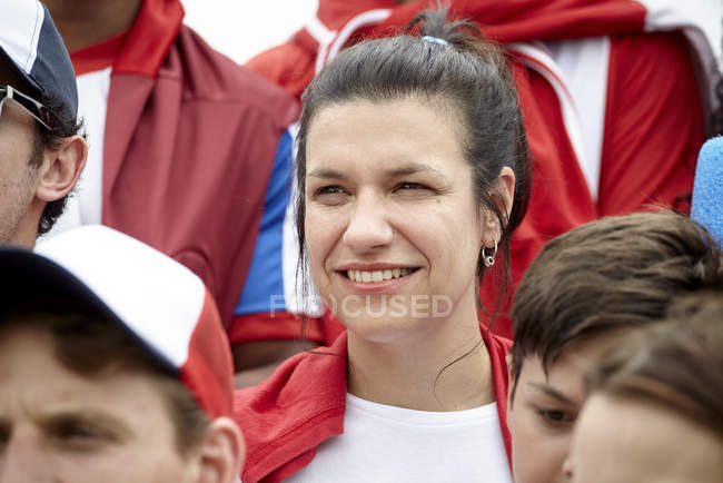 Donna sorridente allegramente alla partita di calcio — Foto stock