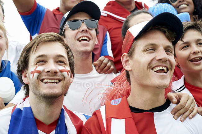 Británicos aficionados al fútbol viendo partido de fútbol - foto de stock