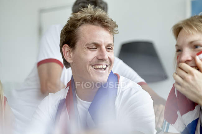 Portrait de passionnés de sport riant avec amis — Photo de stock
