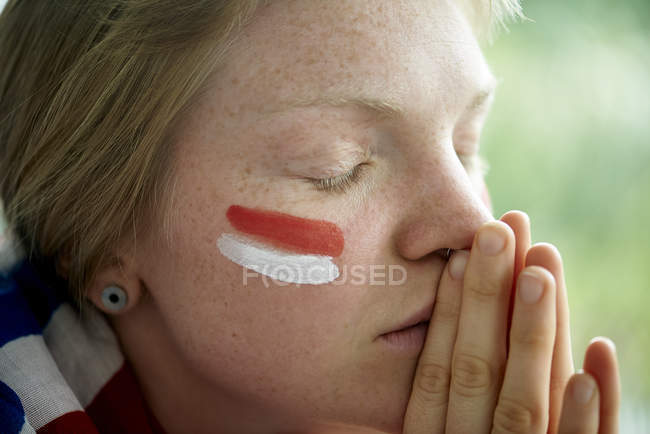 Retrato de close-up de fã de futebol inglês com as mãos no queixo — Fotografia de Stock