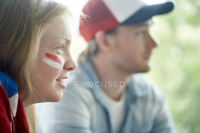 Anglais fans de football regarder match télévisé ensemble — Photo de stock