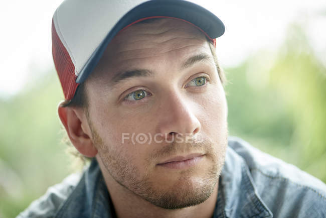 Retrato del hombre con gorra de béisbol - foto de stock