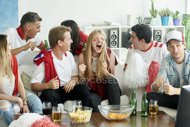 Fãs de futebol inglês assistindo jogo juntos em casa — Fotografia de Stock