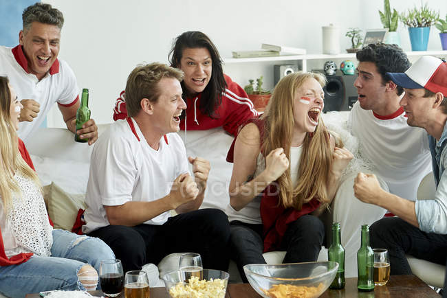 Englische Fußballfans schauen sich zu Hause gemeinsam ein Spiel an — Stockfoto