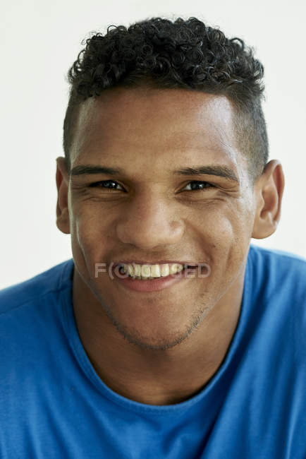 Retrato de homem brasileiro sorridente — Fotografia de Stock