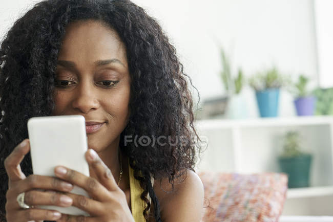 Portrait de femme afro-américaine à l'aide de Smartphone — Photo de stock
