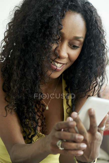 Портрет афроамериканки за допомогою смартфона — стокове фото
