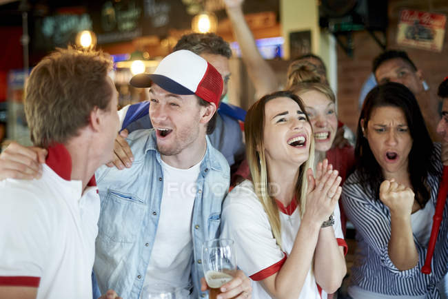 Fãs de futebol inglês assistindo matemática juntos no pub — Fotografia de Stock
