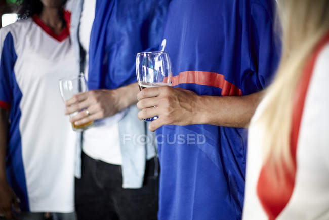 Apoiantes do futebol francês segurando copos de cerveja — Fotografia de Stock