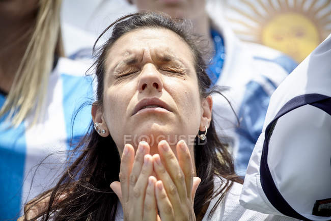 Abanico de fútbol argentino con expresión angustiosa en cara en el partido - foto de stock