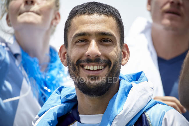Портрет усміхненого шанувальника футболу, який дивиться на камеру — стокове фото
