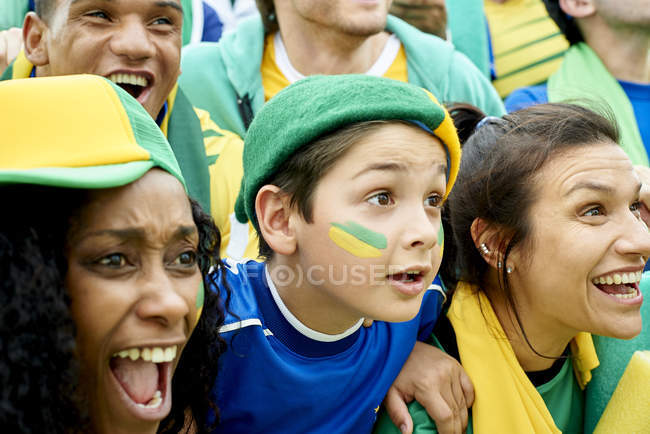 Brasilianische Fußballfans sehen Fußballspiel — Stockfoto