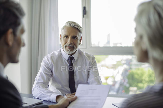 Maturo uomo d'affari incontro con i clienti in ufficio — Foto stock