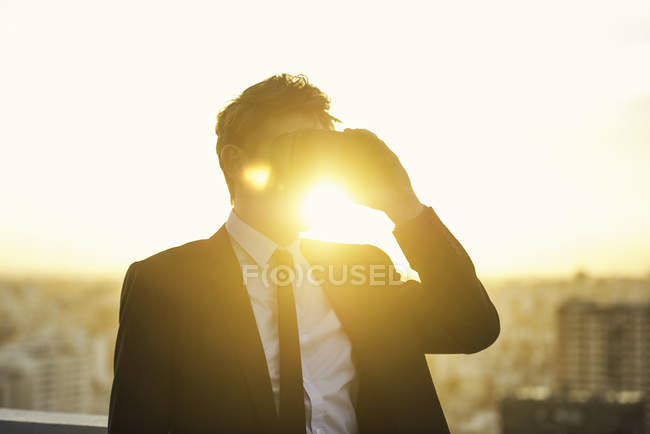 Homme utilisant casque de réalité virtuelle à l'extérieur — Photo de stock
