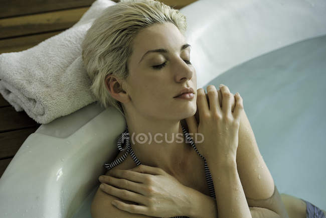 Portrait de femme trempant dans la baignoire — Photo de stock