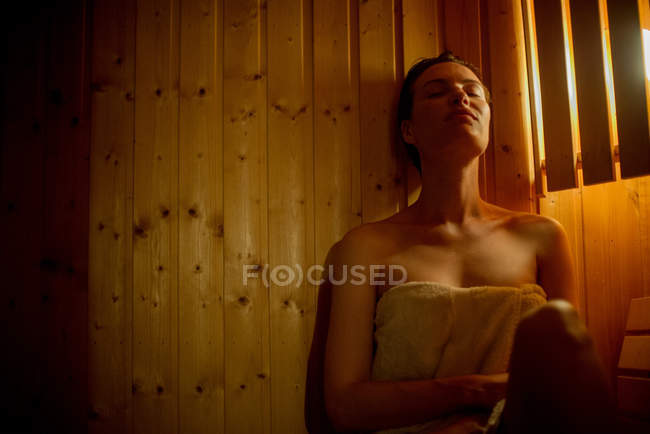Giovane donna rilassante in sauna — Foto stock