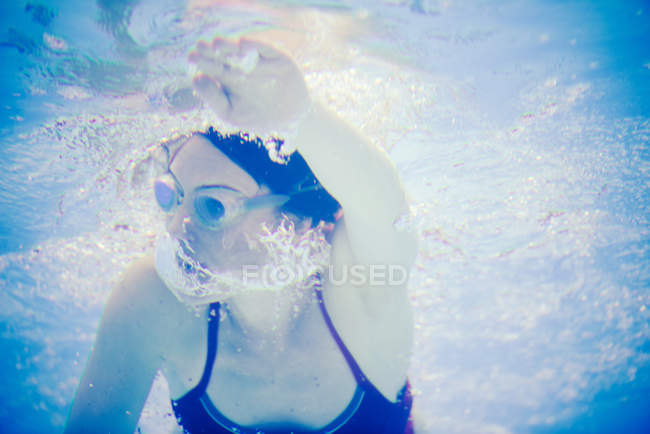 Портрет женщины, плавающей под водой — стоковое фото