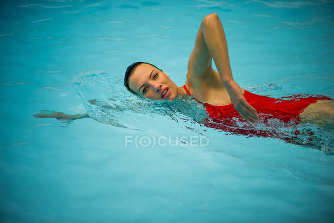 Портрет женщины, плавающей в бассейне — стоковое фото