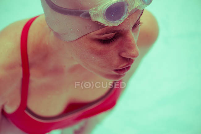 Close-up de Mulher em pé na piscina — Fotografia de Stock