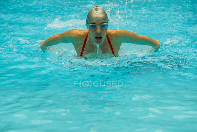Porträt einer im Pool schwimmenden Frau — Stockfoto