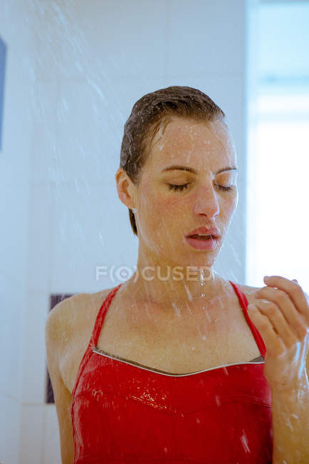 Retrato de la mujer duchándose en traje de baño - foto de stock