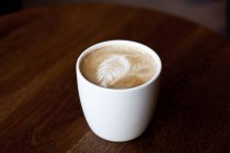 Tasse de café frais sur table en bois — Photo de stock