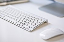 Minimalistic keyboard and mouse — Stock Photo