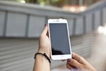 Mani femminili che tengono smartphone — Foto stock