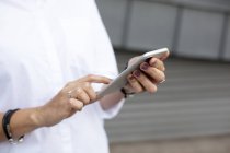 Mãos femininas segurando tablet digital — Fotografia de Stock