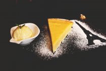 Кусок тыквенного пирога с сорбетом — стоковое фото
