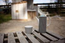 Высокий глиняный чайник и чашка — стоковое фото