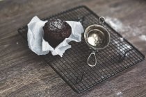 Chocolate cupcake and metal form — Stock Photo