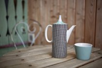 Высокий глиняный чайник и чашка — стоковое фото