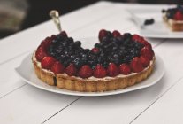 Gâteau aux framboises et aux bleuets — Photo de stock