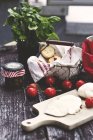 Mozzarella, tomates, rebanadas de pan y albahaca - foto de stock