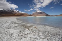 Горы и соленое озеро — стоковое фото