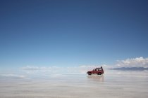 Paysage avec voiture dans le désert bolivien en journée ensoleillée, Argentine — Photo de stock