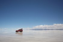 Paisagem com carro no deserto boliviano durante o dia ensolarado, Argentina — Fotografia de Stock