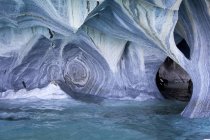Vue grotte mer intérieure avec des formations minérales colorées — Photo de stock