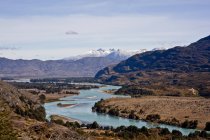 Paesaggio con montagne e fiume — Foto stock