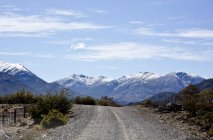 Landschaft Argentiniens mit Straße und Bergen — Stockfoto