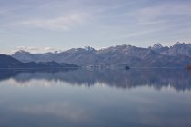 Paesaggio con vette montuose e lago — Foto stock